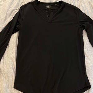 Cuts long sleeve Henley L with a curved hem